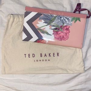 🌹 Ted Baker London “Adventure Awaits” Travel Wallet